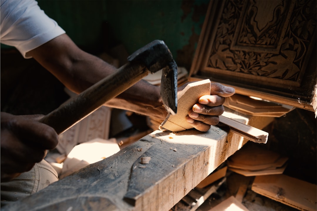 Gros plan sur les finitions minutieuses et assemblages d'une pièce artisanale