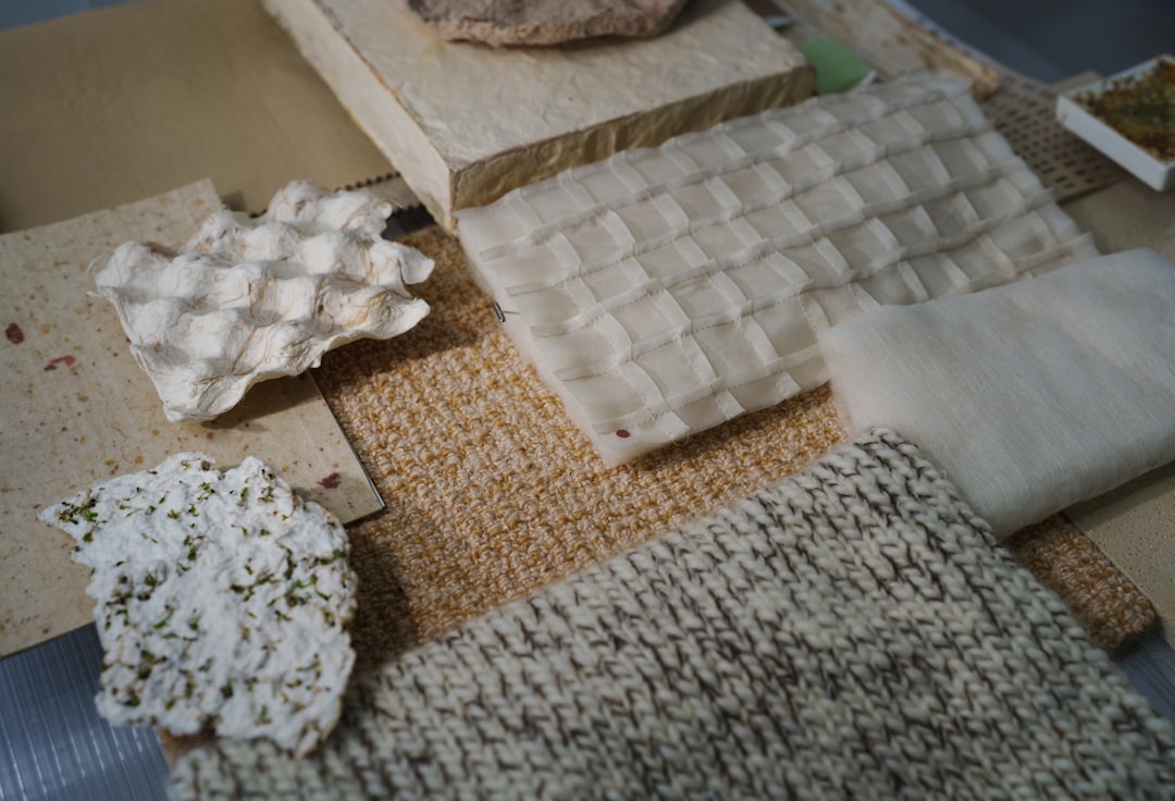 Palette de matériaux naturels variés : bois, textiles, céramique