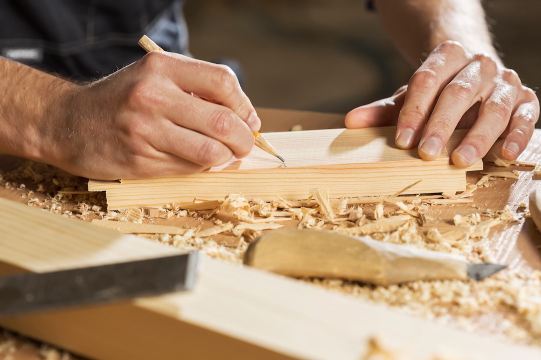 Les mains d'un artisan travaillant le bois avec soin