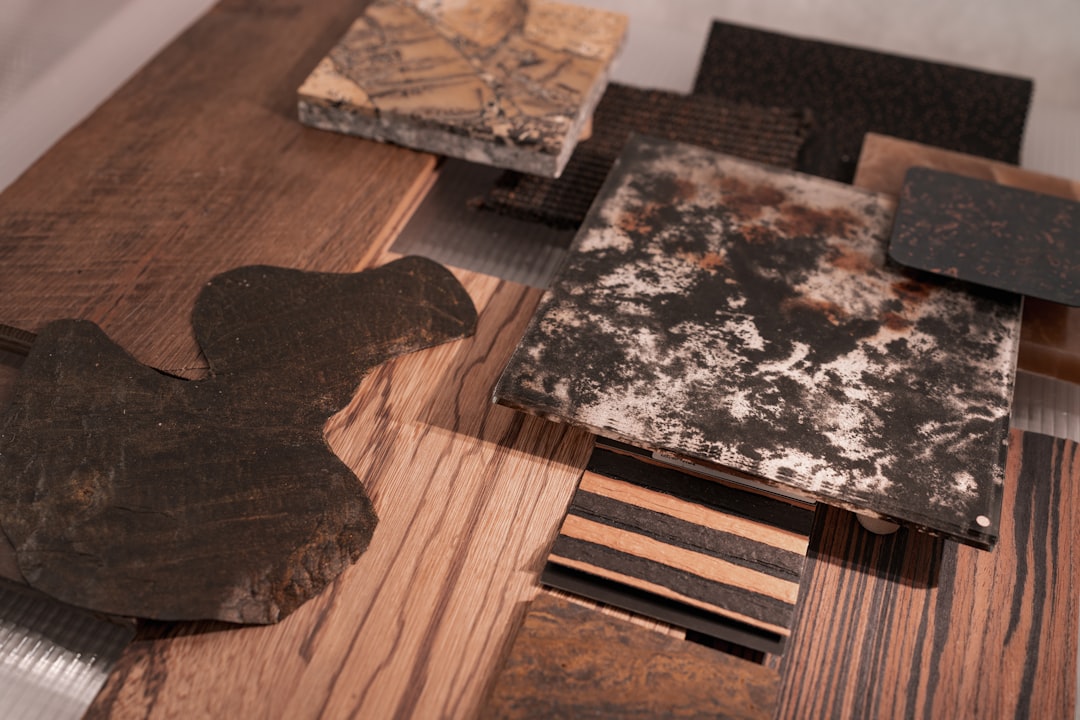 Les quatre principaux matériaux artisanaux : bois, céramique, cuir et textile