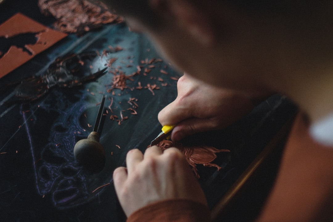 Réparation minutieuse d'un objet artisanal par une main experte