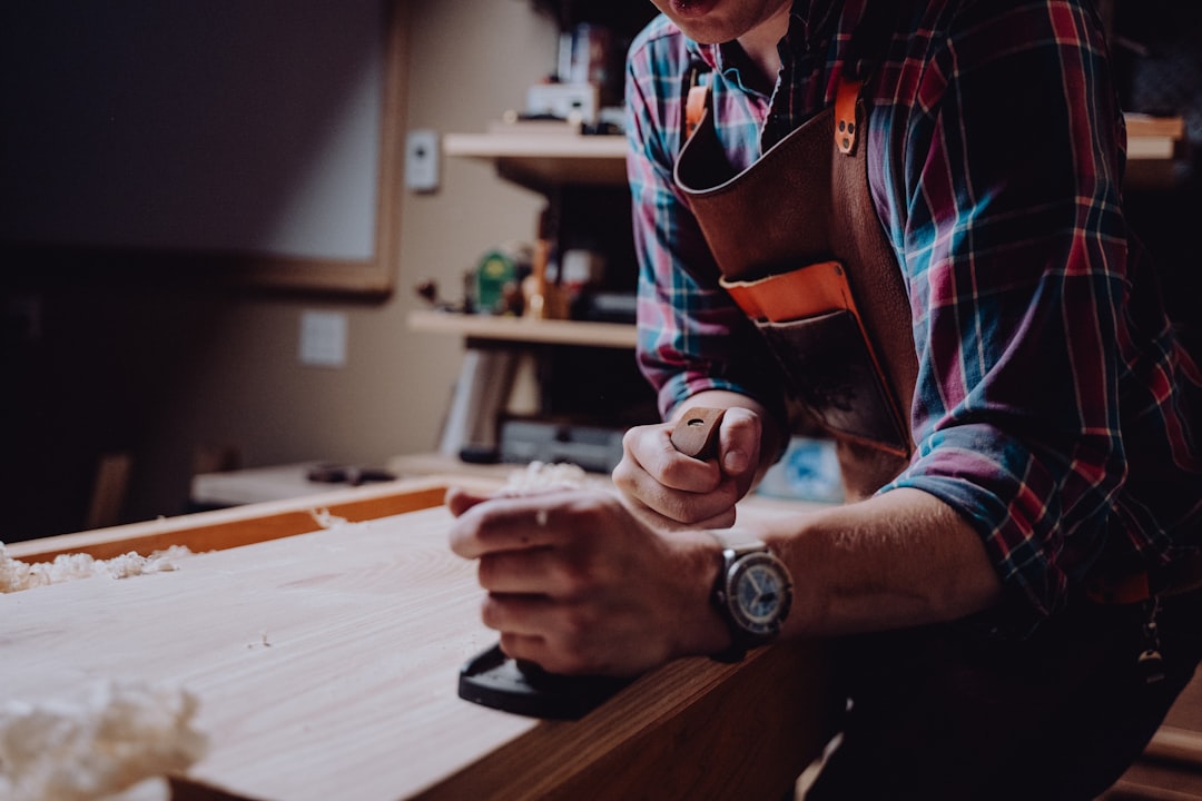 Les mains d'un artisan travaillant sur une pièce personnalisée