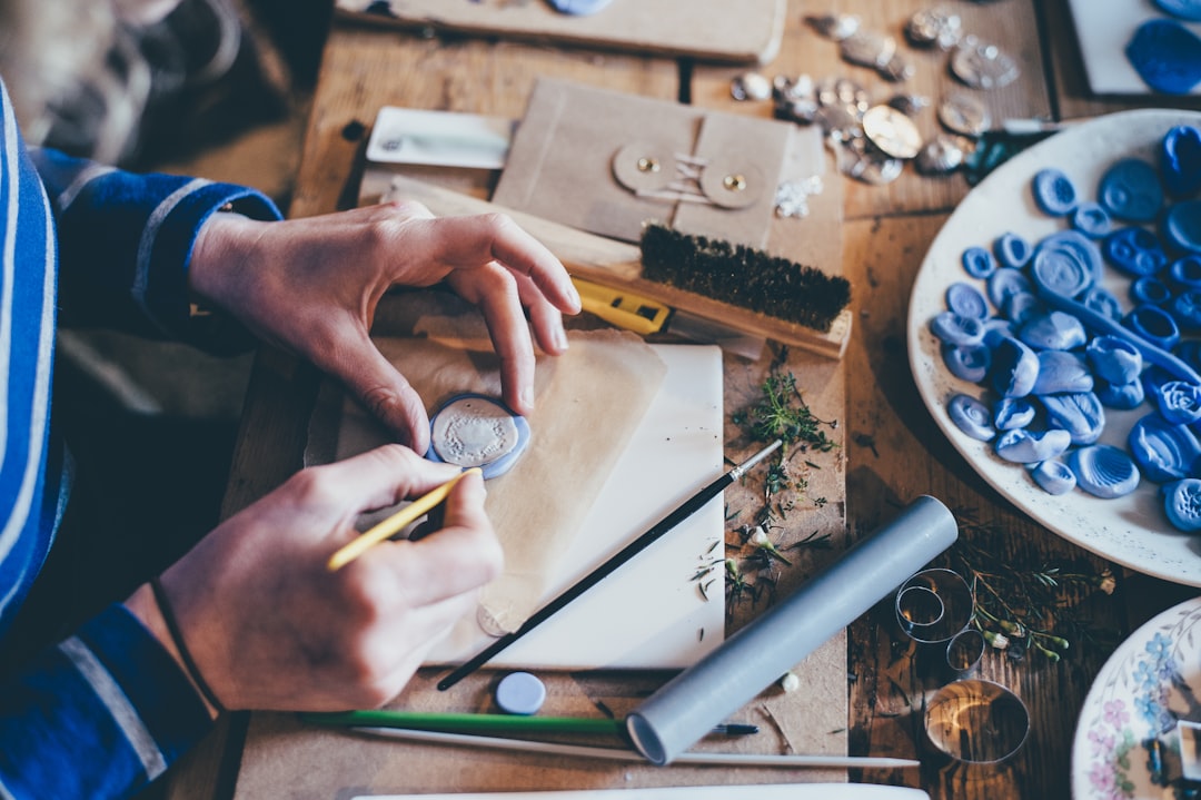L'artisan en pleine création dans son atelier